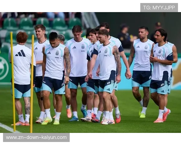 当地居民围观欧塞尔队训练，足球融入社区生活